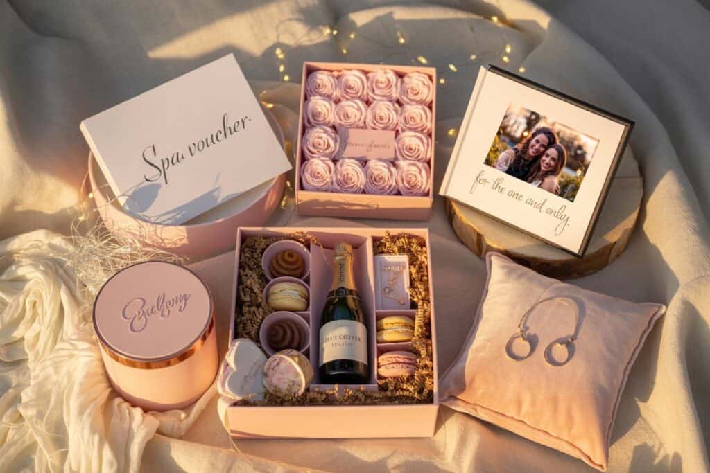 Große Geschenkbox mit Beauty-Produkten, Gutschein und Foto als besonderes Geburtstagsgeschenk für die Freundin