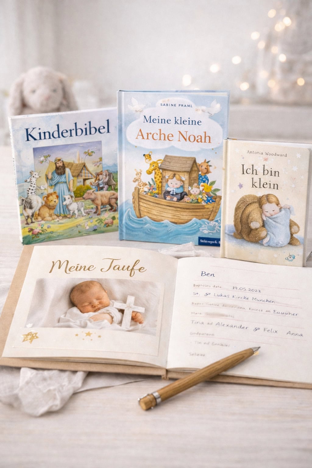 Taufalbum mit Babyfoto, Kinderbüchern und Taufdetails als liebevoll arrangierte Geschenkidee zur Taufe.