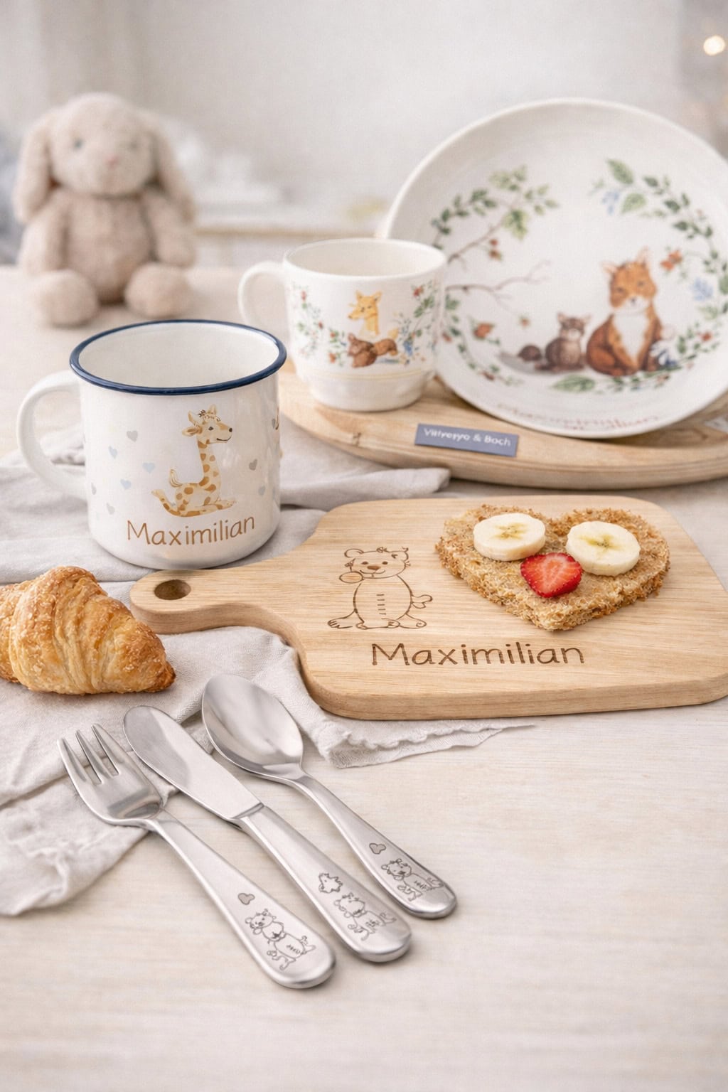 Personalisierte Taufgeschenke mit Holzkreuz, Spardose, Armband, Engel und Goldmünzen auf hellem Hintergrund.