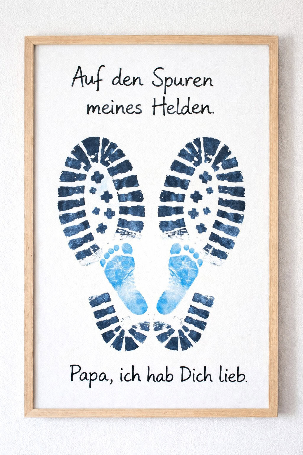 Gerahmtes Vatertagsbild mit Schuhabdrücken, kleinen blauen Fußspuren und liebevollem Spruch für Papa.