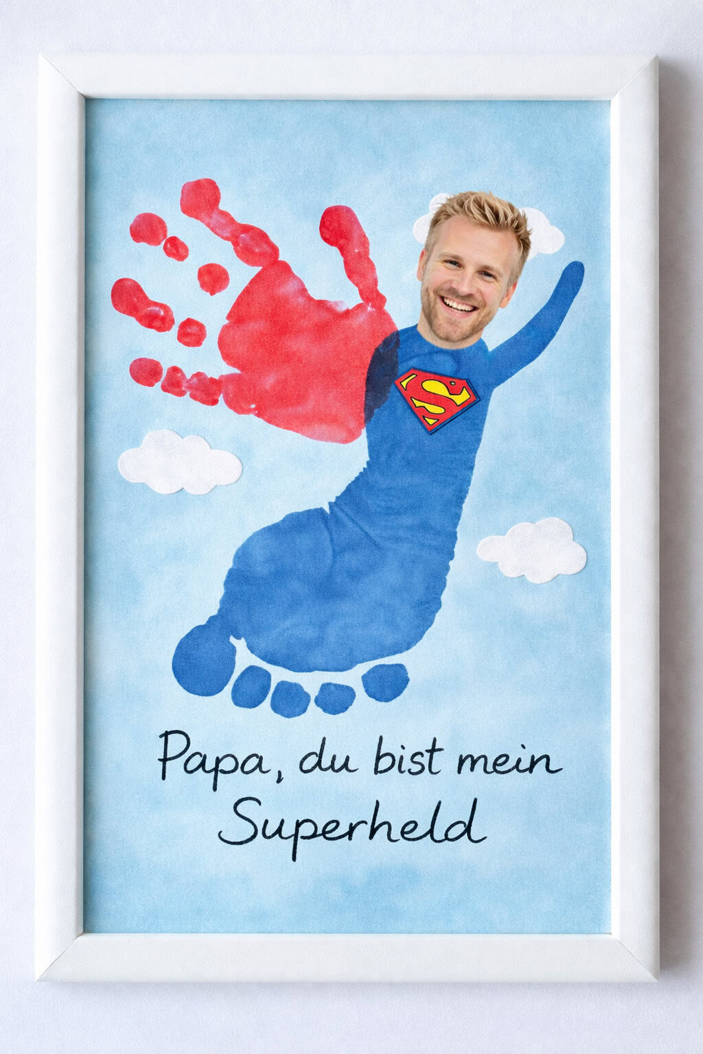 Gerahmtes Bastelbild mit Fußabdruck als Superheldenkörper, Handabdruck als Umhang und Spruch für Papa.